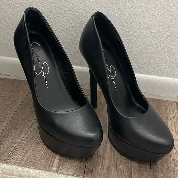 Jessica Simpson Black platform pump. - Picture 2 of 3